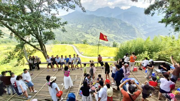 Hàng nghìn du khách đổ về điểm ngắm cảnh cung đường chữ S mỗi ngày để chiêm ngưỡng và chụp ảnh bên triền ruộng bậc thang vào mùa vàng.