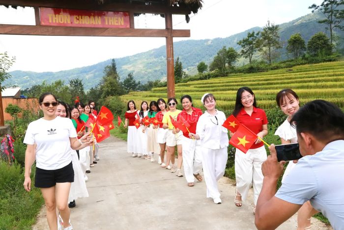 Dịp lễ 2/9, nhiều du khách diện trang phục rực rỡ, mang theo cờ đỏ sao vàng chụp ảnh kỷ niệm, làm bừng lên không khí hân hoan trước ngày Tết Độc lập.