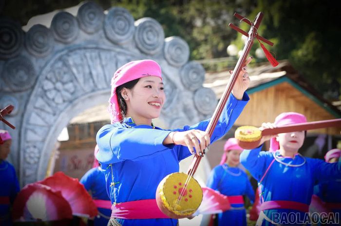 Giai điệu đàn tính ngân vang, kết nối nhịp múa với không gian lễ hội.