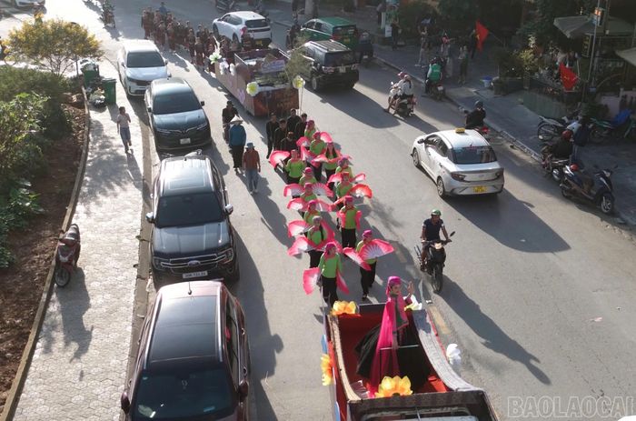 Đoàn xe nghệ thuật và đội hình biểu diễn di chuyển quanh hồ Sa Pa.