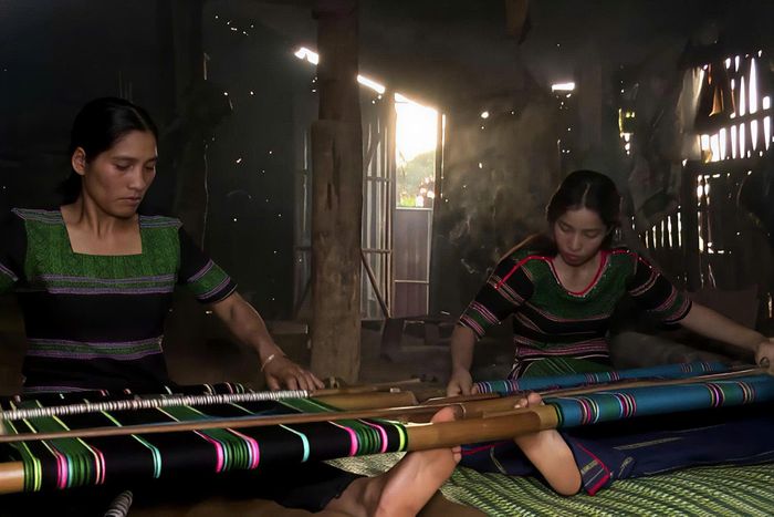 Nghệ nhân Thị Năm (bên phải), xã Quảng Tín với nghề dệt thổ cẩm, vừa có thêm thu nhập và góp phần giữ gìn bản sắc văn hóa dân tộc M'nông