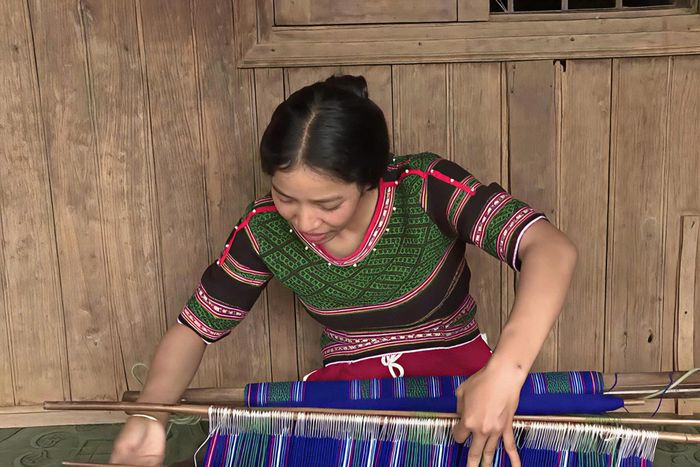 Nghệ nhân Thị Năm, xã Quảng Tín với 15 năm gắn bó nghề dệt thổ cẩm của dân tộc M’nông
