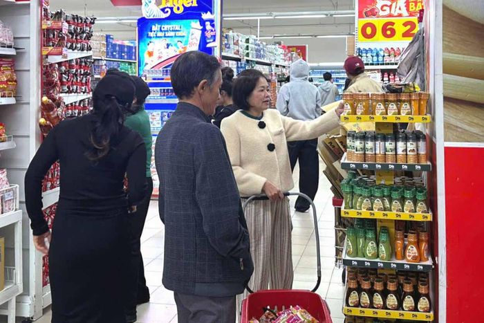 Người tiêu dùng lựa chọn thực phẩm tại Siêu thị GO - Đà Lạt (Lâm Đồng)
