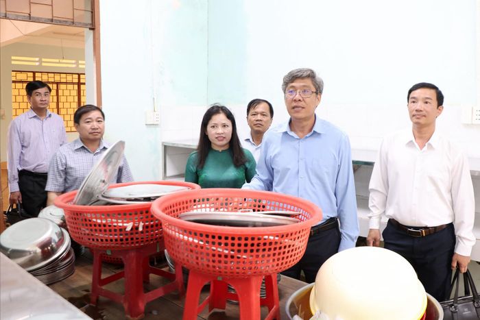 Đồng chí Nguyễn Minh kiểm tra cơ sở vật chất trước thềm năm học mới tại Trường THPT DTNT N'Trang Lơng, phường Đông Gia Nghĩa