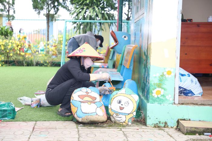 Trang trí, kẻ vẽ ghế ngồi, sân chơi tại Trường Mầm non Bằng Lăng, xã Đam Rông 2