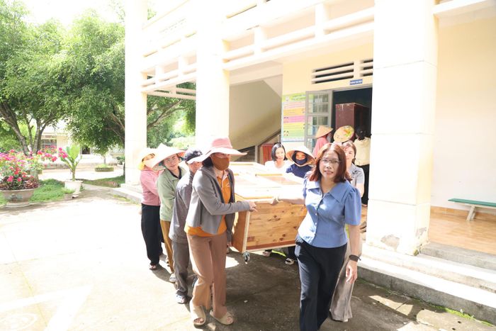 Các thầy cô giáo Trường Tiểu học Bằng Lăng, xã Đam Rông 2 kê dọn, vệ sinh trước ngày đón học sinh tựu trường