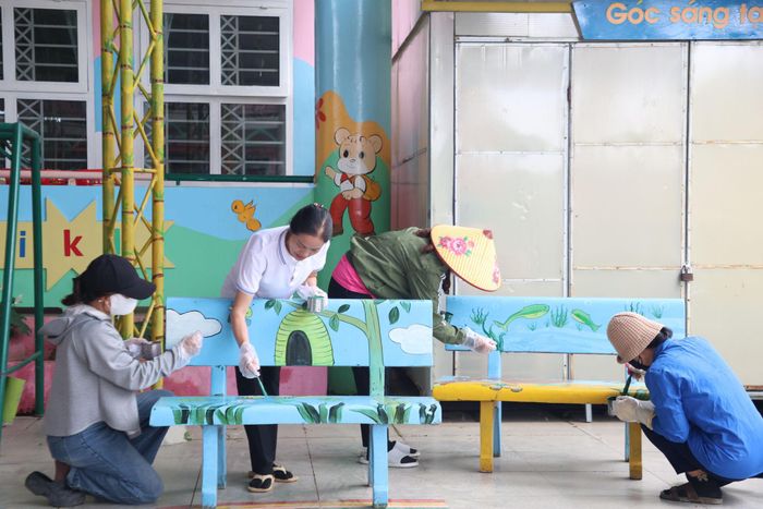 Trang trí, kẻ vẽ ghế ngồi, sân chơi tại Trường Mầm non Bằng Lăng, xã Đam Rông 2