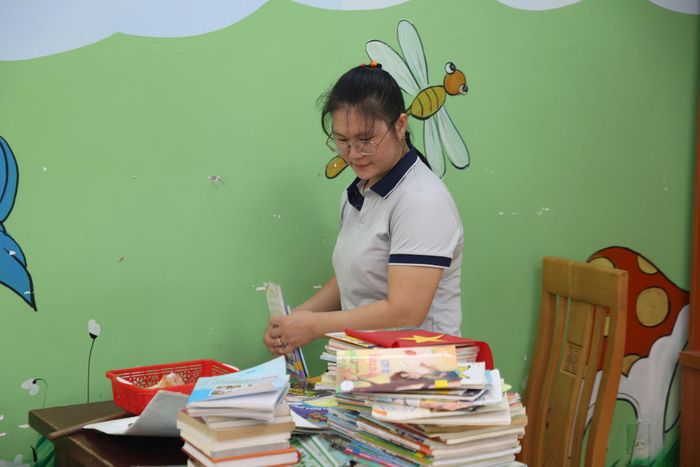 Các thầy cô giáo Trường Tiểu học Bằng Lăng, xã Đam Rông 2 kê dọn, vệ sinh trước ngày đón học sinh tựu trường 