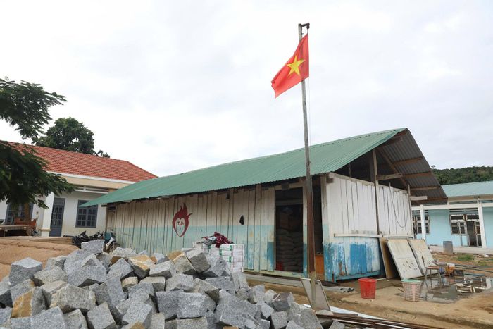 Gấp rút thi công những công đoạn cuối cùng để kịp khai giảng năm học mới tại Trường Tiểu học Liêng Sronh, xã Đam Rông 2 