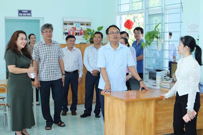 Phó Bí thư Thường trực Tỉnh ủy Đặng Hồng Sỹ kiểm tra cơ sở vật chất trường lớp khu vực Đông Lâm Đồng