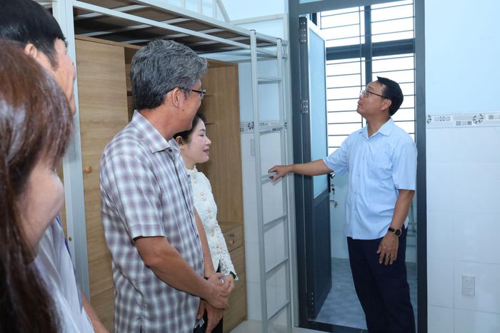 Lãnh đạo Tỉnh ủy, HĐND, Ủy ban Nhân dân tỉnh (UBND) thường xuyên xuống tận địa bàn vùng sâu, vùng xa để kiểm tra thực địa, nắm bắt tình hình cơ sở vật chất trường lớp.