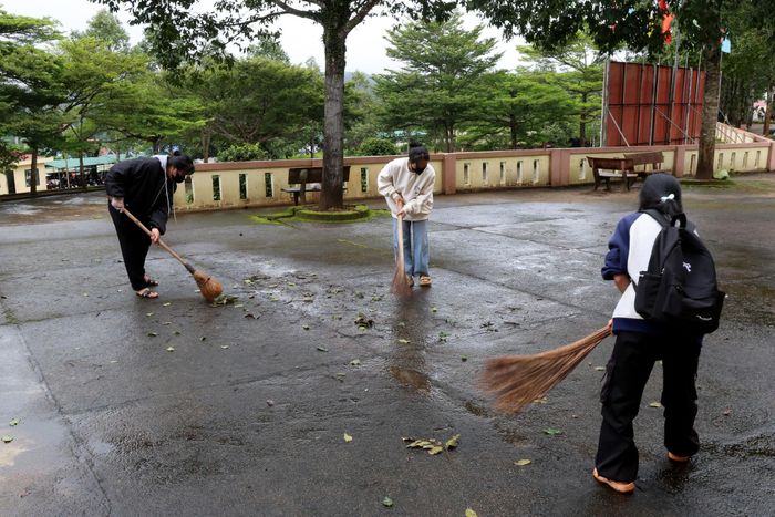 Quét dọn, cắt tỉa cây xanh đảm bảo an toàn tại THPT Lê Quý Đôn, xã Tuy Đức