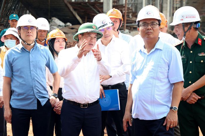 Các đồng chí: Y Thanh Hà Niê Kđăm, Ủy viên Ban Chấp hành Trung ương Đảng, Bí thư Tỉnh ủy, Trưởng Đoàn ĐBQH tỉnh Lâm Đồng; Đặng Hồng Sỹ, Phó Bí thư Thường trực Tỉnh ủy kiểm tra thi công trường nội trú liên cấp xã Quảng Trực đồng thời đồng chí Bí thư Tỉnh ủy Lâm Đồng Y Thanh Hà Niê Kđăm yêu cầu bảo đảm chất lượng của công trình, an toàn lao động