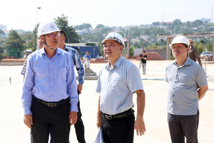 Phó Chủ tịch UBND tỉnh Nguyễn Minh kiểm tra thực tế, đốc thúc tiến độ tại công trình 2 trường phổ thông nội trú liên cấp