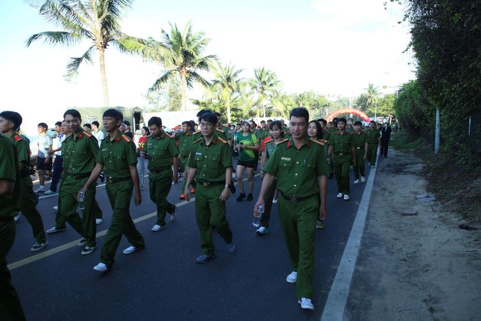 Cán bộ, chiến sĩ Công an tỉnh Lâm Đồng tham gia Chương trình đi bộ “Cùng Việt Nam tiến bước” năm 2026
