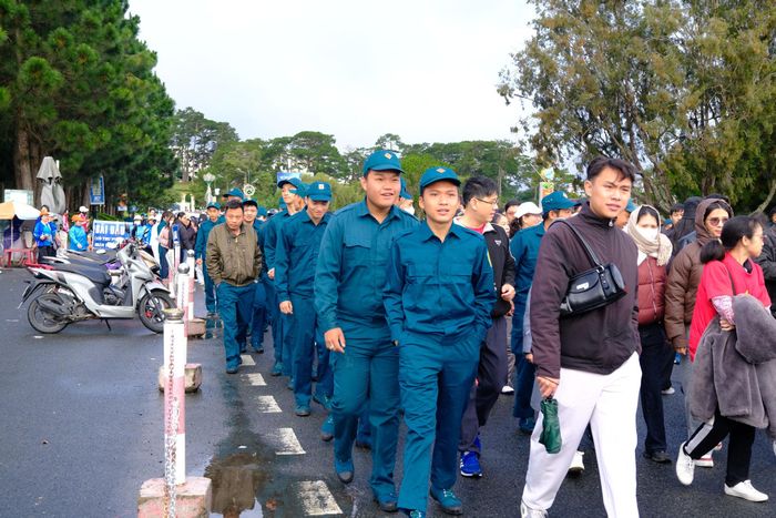 Người dân tham gia Chương trình đi bộ “Cùng Việt Nam tiến bước” năm 2026 tại khu vực Lâm Đồng Ngàn hoa