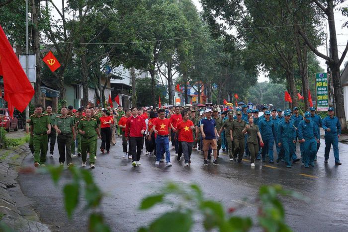 Người dân tham gia Chương trình đi bộ “Cùng Việt Nam tiến bước” năm 2026 tại khu vực Lâm Đồng Đại ngàn