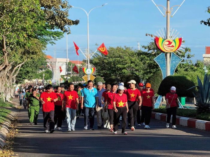 Người dân đặc khu Phú Quý tham gia Chương trình đi bộ “Cùng Việt Nam tiến bước” năm 2026