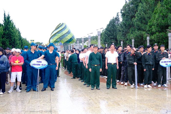 Người dân tham gia Chương trình đi bộ “Cùng Việt Nam tiến bước” năm 2026 tại khu vực Lâm Đồng Ngàn hoa