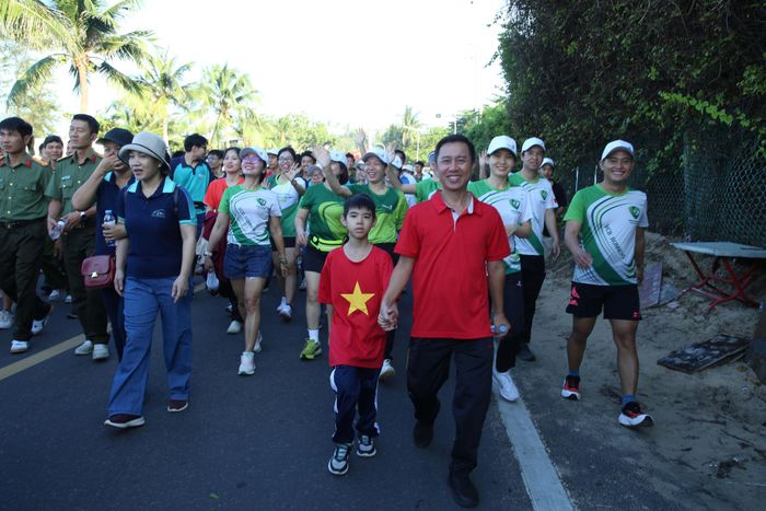 Nhiều người tham gia Chương trình đi bộ “Cùng Việt Nam tiến bước” năm 2026 với nhiều thành viên trong gia đình