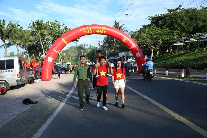 Nhiều người tham gia Chương trình đi bộ “Cùng Việt Nam tiến bước” năm 2026 với nhiều thành viên trong gia đình