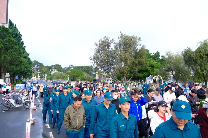 Người dân tham gia Chương trình đi bộ “Cùng Việt Nam tiến bước” năm 2026 tại khu vực Lâm Đồng Ngàn hoa