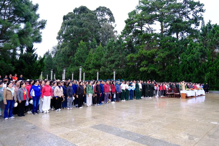 Người dân tham gia Chương trình đi bộ “Cùng Việt Nam tiến bước” năm 2026 tại khu vực Lâm Đồng Ngàn hoa