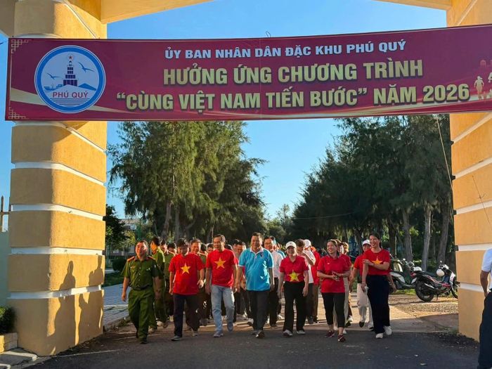Người dân đặc khu Phú Quý tham gia Chương trình đi bộ “Cùng Việt Nam tiến bước” năm 2026