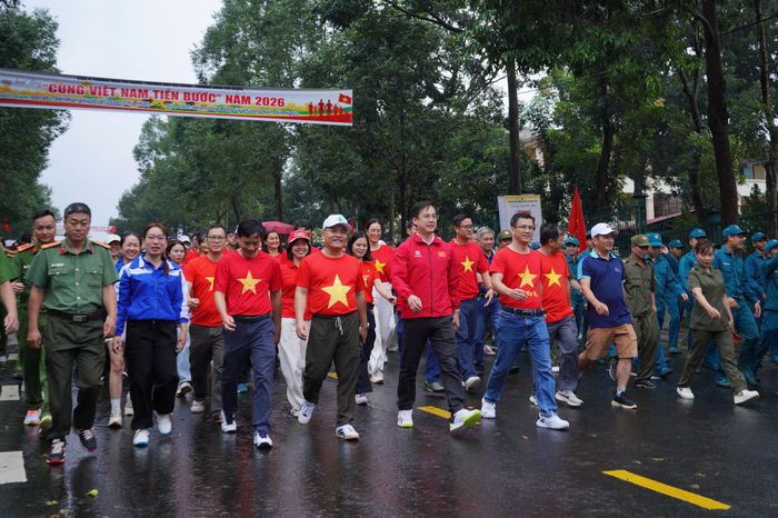 Người dân tham gia Chương trình đi bộ “Cùng Việt Nam tiến bước” năm 2026 tại khu vực Lâm Đồng Đại ngàn