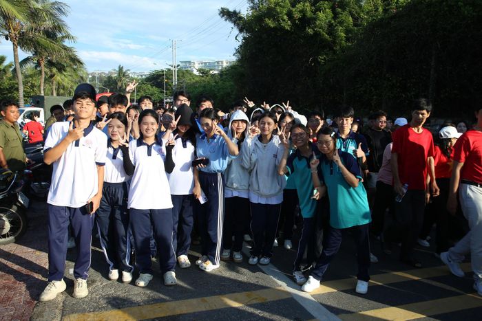 Các em học sinh tham gia Chương trình đi bộ “Cùng Việt Nam tiến bước” năm 2026