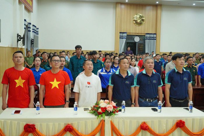 Tại điểm cầu Gia Nghĩa, tập thể Cơ quan Báo và PTTH Lâm Đồng thực hiện nghi lễ chào cờ