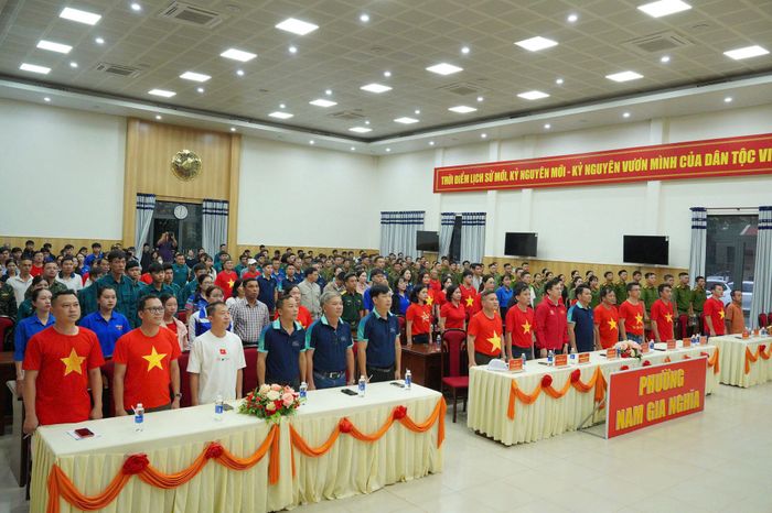 Tại điểm cầu Gia Nghĩa, lãnh đạo các cơ quan xã, phường tham gia thực hiện nghi thức chào cờ tiếp sóng trực tiếp chương trình từ Hà Nội