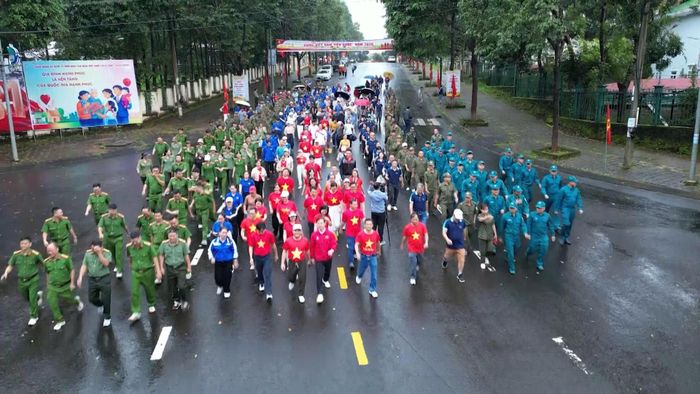 Lãnh đạo tỉnh cùng cán bộ, viên chức, người lao động Báo và Phát thanh, Truyền hình Lâm Đồng hưởng ứng lễ phát động “Cùng Việt Nam tiến bước” năm 2026 tại Nam Gia Nghĩa