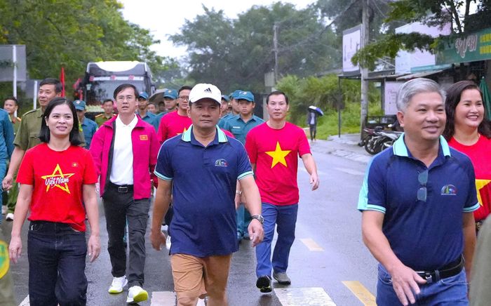Tại điểm cầu Gia Nghĩa, tập thể Cơ quan Báo và PTTH Lâm Đồng tham gia chương trình