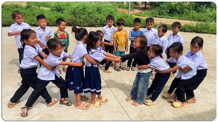 Các cháu nhỏ người Mông chơi trò kéo co