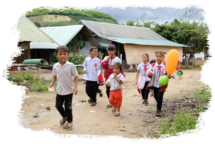Trẻ em bản Mông