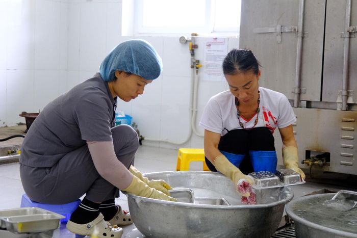 Nhà ăn và các khu vực phục vụ sinh hoạt của học sinh được kiểm tra, vệ sinh