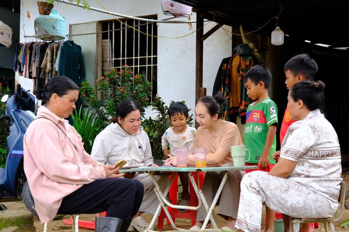 Cô Quý đến từng gia đình vận động trẻ trong độ tuổi đến trường