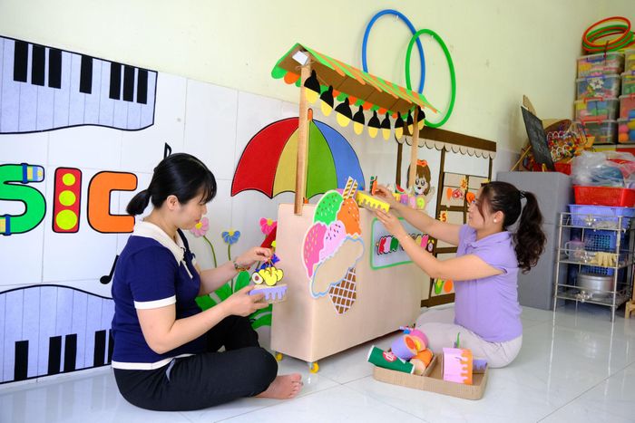 Giáo viên Trường Mầm non Phú Sơn Lâm Hà chuẩn bị môi trường học tập, vui chơi cho trẻ