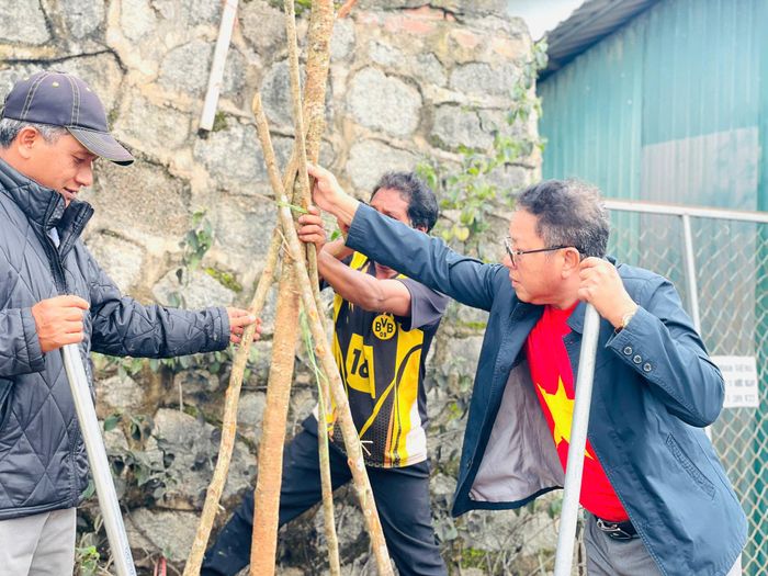 Cán bộ và nhân dân xã Đưng K'nớ tham gia trồng cây