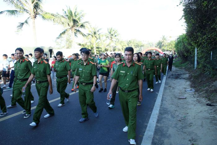 Cán bộ, chiến sĩ Công an tỉnh Lâm Đồng tham gia Chương trình đi bộ “Cùng Việt Nam tiến bước” năm 2026