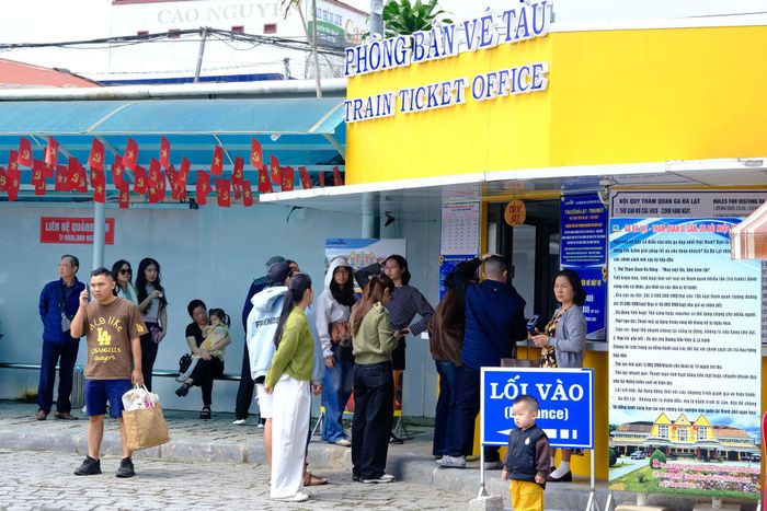 Du khách xếp hàng chờ mua vé trải nghiệm đi ga xe lửa Đà Lạt