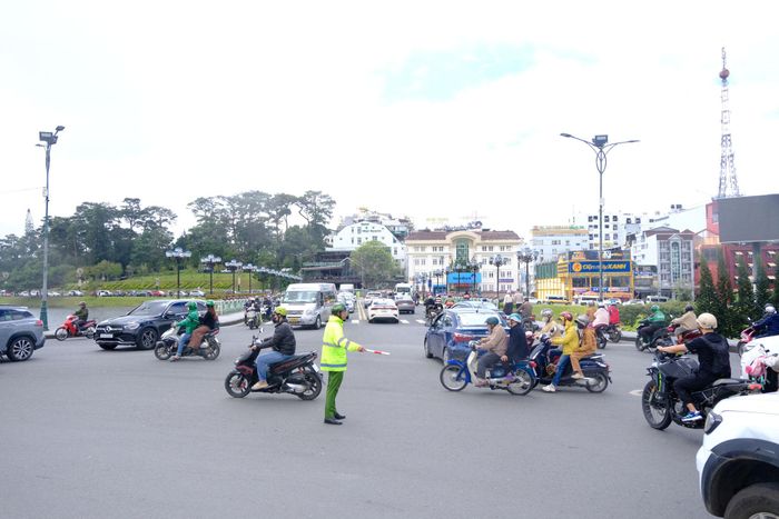Tại khu vực chợ Đà Lạt, lực lượng cảnh sát giao thông, trật tự luôn túc trực làm nhiệm vụ phân luồng giao thông