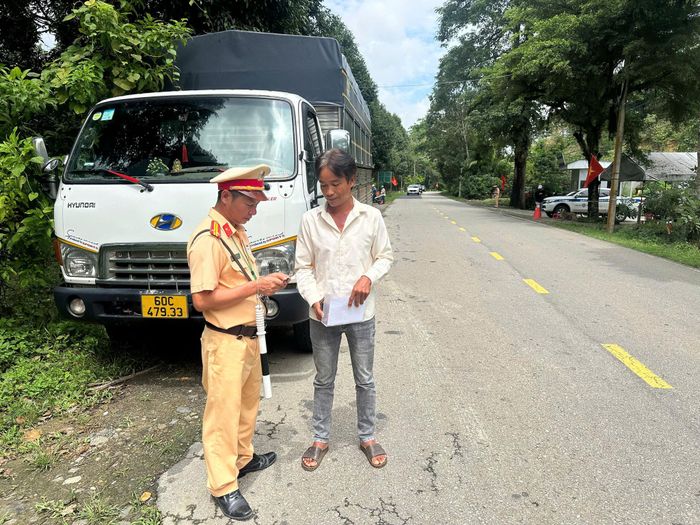 Trên tuyến ĐT 721, tại khu vực xã Cát Tiên tiếp giáp xã Bù Đăng, thành phố Đồng Nai, lực lượng Cảnh sát giao thông thuộc Tổ Cảnh sát giao thông số 8 túc trực làm nhiệm vụ