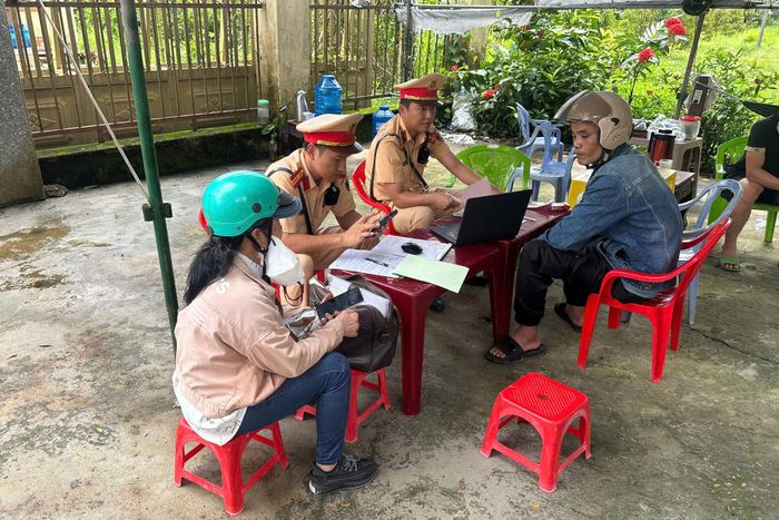 Tổ Cảnh sát giao thông số 8, Công an tỉnh Lâm Đồng lập biên bản xử phạt hành chính các trường hợp vi phạm