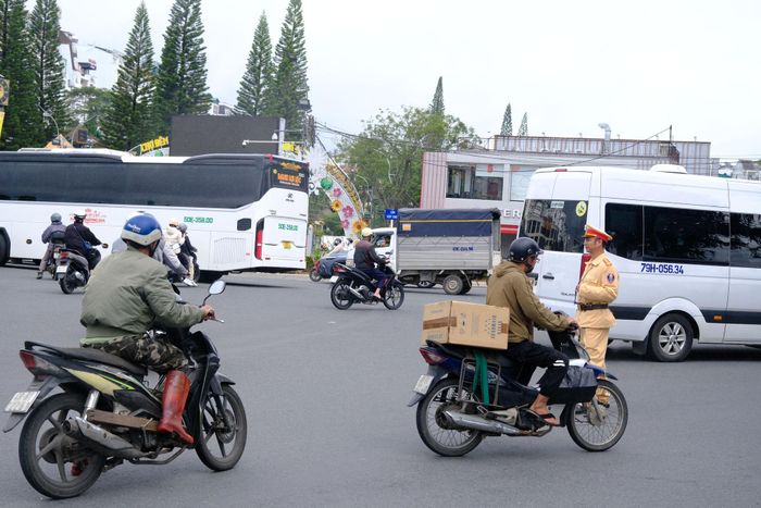 Tại khu vực chợ Đà Lạt, lực lượng cảnh sát giao thông luôn túc trực làm nhiệm vụ phân luồng giao thông