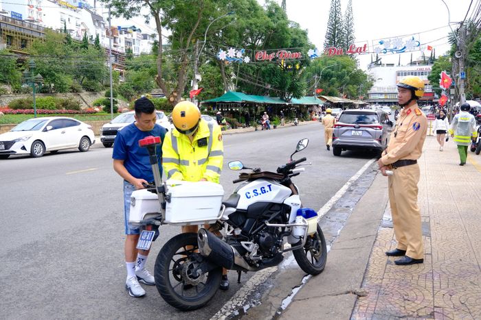Phòng Cảnh sát giao thông, Công an tỉnh Lâm Đồng bố trí các tổ tuần tra lưu động trên nhiều tuyến đường Đà Lạt