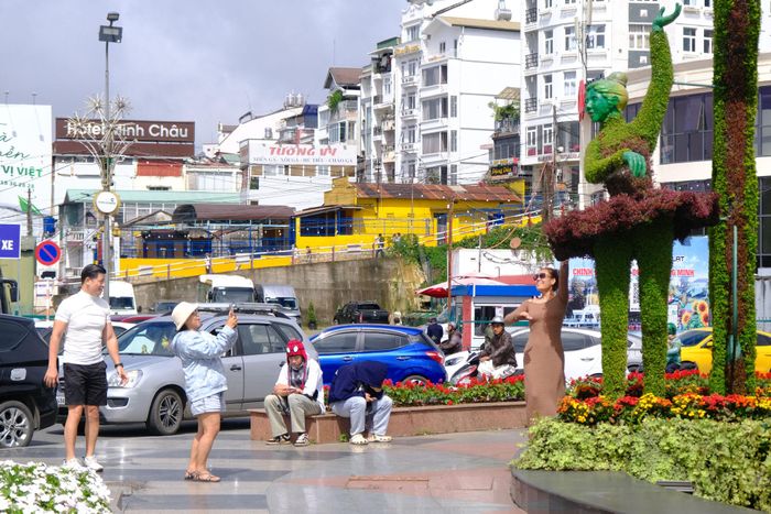 Du khách chụp ảnh, "check in" tại khu vực chợ Đà Lạt