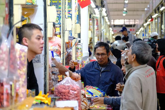 Du khách tham quan, mua sắm tại khu vực chợ Đà Lạt