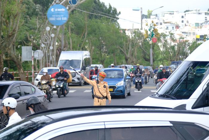 Phòng Cảnh sát giao thông, Công an tỉnh Lâm Đồng bố trí các tổ tuần tra lưu động trên nhiều tuyến đường trọng điểm Đà Lạt 